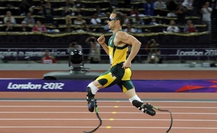 Oscar Pistorius, le champion handisport sud-africain accusé du meurtre de sa compagne, envisage de reprendre l'entraînement, maintenant que son contrôle judiciaire est moins strict, a annoncé mercredi son manager mais son oncle a démenti jeudi.