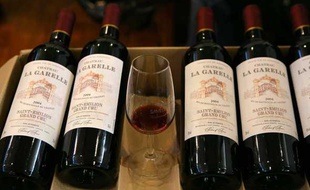 Bouteilles de vin au salon Saveurs de fêtes à Paris en novembre 2008.