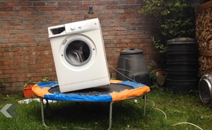 Un lave-linge sur un trampoline.