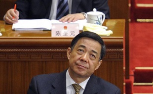 Le dirigeant déchu Bo Xilai qui a été exclu des rangs de l'Assemblée nationale populaire (ANP) qui a mis fin à son immunité parlementaire, a été inculpé vendredi de plusieurs chefs d'accusation, a annoncé vendredi l'agence officielle Chine nouvelle.
