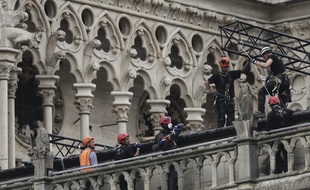 Le déblaiement et l'expertise ont débuté à Notre-Dame de Paris, le 23 avril 2019, une semaine après l'incendie de la cathédrale.