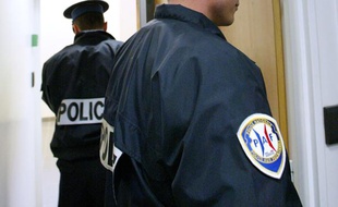 Des membres de la PAF (police de l'air et des frontières).