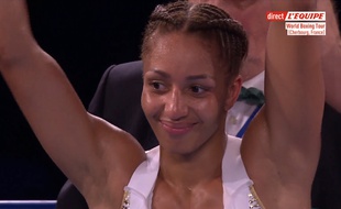 Estelle Mossely peut lever les bras, elle a décroché son premier titre mondial (IBO), le 14 juin 2019, à Cherbourg, face à Lucy Wildheart.