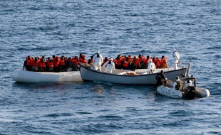 Des migrants secourus par la marine italienne le 27 janvier 2016 au large de la Libye