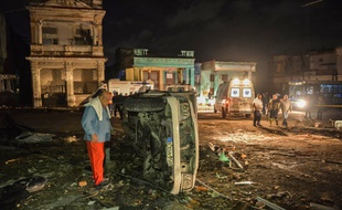 Une voiture renversée par la tornade dans le quartier de Luyano, à Cuba, le 28 janvier 2019.