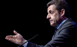 A trois jours du second tour, Nicolas Sarkozy a jeté jeudi à Toulon ses dernières forces dans la bataille présidentielle en agitant une nouvelle fois la menace des "expériences folles" de la gauche, qu'il a accusée "d'abîmer" et de ne plus "aimer" la République