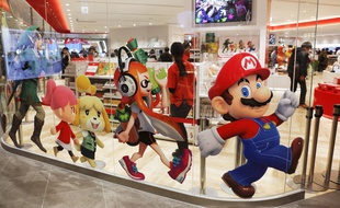 Une représentation du personnage de Mario (à droite) dans un magasin à Tokyo, le 23 janvier 2020.