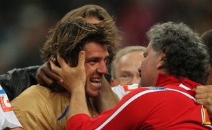 L'ancien gardien de Lyon, Grégory Coupet (à g.) avec son ancien entraîneur spécifique, Joël Bats, lors de la finale de la Coupe de France, le 24 mai 2008 au Stade de France.