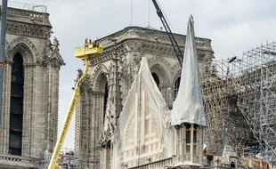 Les opérations de consolidation de la structure de Notre-Dame.