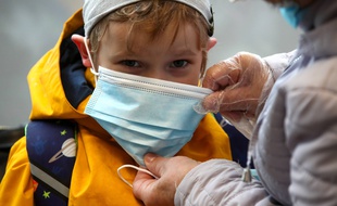 Un enfant masqué. (Illustration)