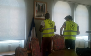 Les militants avaient décroché et subtilisé un portrait d'Emmanuel Macron à Lyon en février. Illustration.