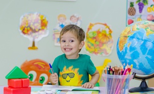 Illustration d'un petit garçon à l'école.