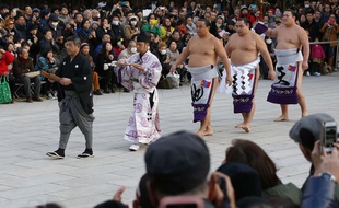 Inosuke Shikimori, deuxième en partant de la gauche.