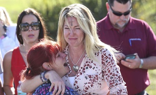 Des familles attendent d'avoir des nouvelles après une fusillade au lycée Marjory Stoneman Douglas à Parkland, en Floride, le 14 février 2018.
