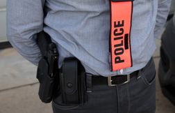 Une femme victime de 10 coups de couteau parvient à alerter la police