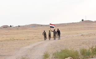 (Illustration) Des soldats syriens dans une base aérienne située dans la ville de Tabqa, dans la province de Raqqa, dans le nord de la Syrie, le 16 octobre 2019.