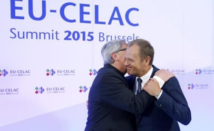Le président de la Commission européenne Jean-Claude Juncker (g) et le président du Conseil européen Donald Tusk (d) au sommet Celac, le 10 juin 2015 à Bruxelles