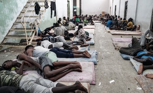 Des migrants détenus dans le centre de Zawiyah à 45 kilomètres de Tripoli en Libye.