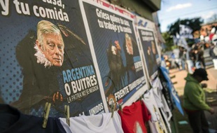 Affiche sur un mur de Buenos Aires, le 12 août 2014, contre les décisions du juge américain Thomas Griesa en faveur des "fonds vautours" qui ont spéculé sur la dette argentine en défault