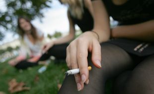 Photo d'illustration d'une fumeuse.