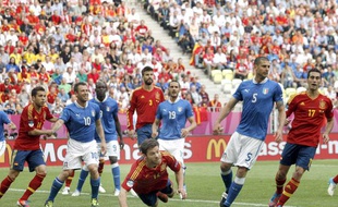 Xabi Alonso de l'équipe d'Espagne effectue une tête plongeante face à l'Italie, le 10 juin 2012 à Gdansk