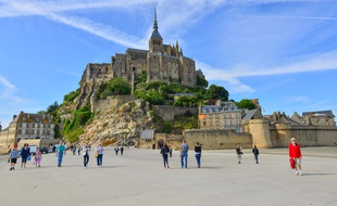 Le Mont-Saint-Michel, emblème de la Normandie.