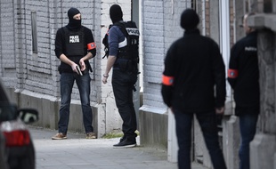 des policiers belges prennent position dans la commune de Forest.