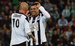 Ronaldo fête un but avec Zidane lors d'un match de charité le 20 avril 2015.