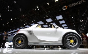 Smart a dévoilé lundi un prototype de petit 4x4 doté d'un moteur électrique lors du salon automobile de Detroit, alors que le constructeur automobile allemand a du mal à imposer ses petites voitures urbaines sur le marché américain.
