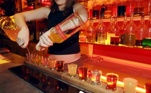Le gérant du bar clermontois, qui était rejugé pour la mort de l'un de ses clients après avoir remporté un concours en ingurgitant 56 "shooters" d'alcool, en octobre 2014, a été mis hors de cause jeudi par la cour d'appel de Riom