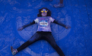 Un enfant profite de la poudre de couleur projetée durant le Holi Run Festival de Madrid, le 12 avril 2015. (Illustration)
