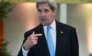 Le secrétaire d'Etat américain John Kerry répond aux journalistes en marge de la conférence sur le climat, le 11 décembre 2015 au Bourget