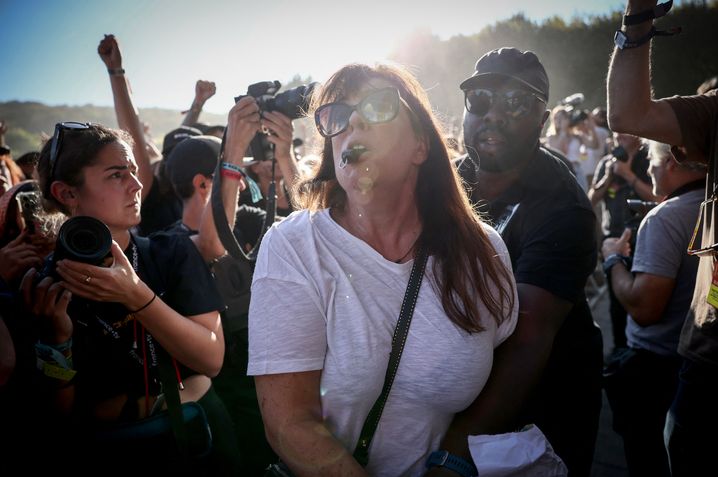 Des manifestants, qui ont tenté de perturber le concert de Kneecap à Rock en Seine, ont été exfiltrés par la sécurité.