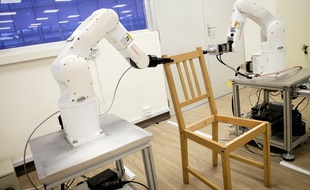 Un robot assemble une chaise Ikea.