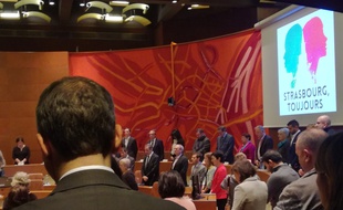 Une minute de silence, après des applaudissements et avant la Marseillaise, lors d'un hommage en ouverture du conseil municipal à Strasbourg, six jours après les fusillades.