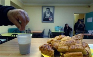Les Restos du Coeur, qui ont servi depuis leur création par Coluche en 1985 un milliard de repas, lancent lundi leur vingt-troisième campagne avec l'objectif de nourrir sainement, une année encore, les plus démunis mais aussi de lutter contre la précarisation grandissante.