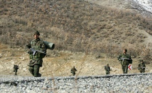 Des soldats turcs à la frontière avec l'Irak, le 29 février 2008