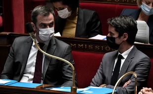Olivier Véran et Gabriel Attal à l'Assemblée nationale le 30/11/2021.