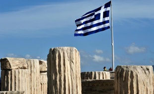 Le drapeau grec flotte sur l'Acropole à Athènes, le 12 février 2014