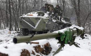 Des soldats ukrainiens le 16 février 2015 à un point de contrôle dans la ville de Svitlodarsk dans la région de Donetsk