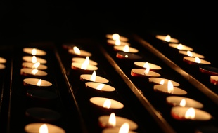 Des bougies dans une église (Illustration)