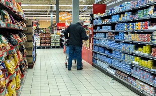 Un homme fait ses courses dans un supermarché à Lens.