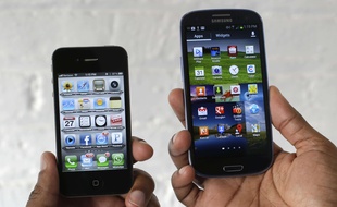 Un iPhone 4S d'Apple face au Galaxy S III de Samsung.