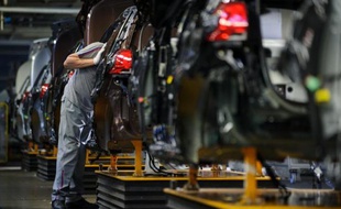 Des débrayages ont affecté des usines de PSA Peugeot Citroën jeudi à l'appel de la CGT et de la CFDT mécontentes des propositions de la direction concernant l'activité industrielle, a-t-on appris auprès des syndicats et de la direction.