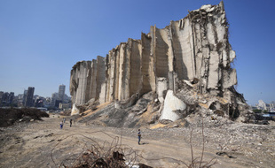 Un an après l'explosion survenue à Beyrouth, des zones d'ombres subsistent et les mêmes questions restent sans réponse.