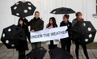 Action de sensibilisation aux trous dans la couche d'ozone lors de la Conférence sur le changement climatique de Poznan, en Pologne, le 4 décembre 2008