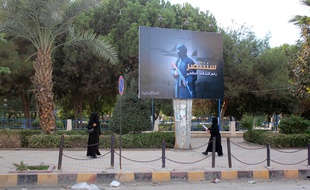 Des femmes déambulent en niqab dans les rues de Raqqa en Syrie le 1er novembre 2014
