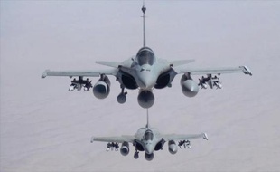 Une image fournie par l'ECPAD le 19 septembre de deux avions "Rafale" en mission au-dessus de l'Irak