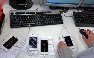 Des smartphones en cours de reconditionnement le 7 novembre 2014 à Love2recycle, à Brives