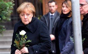 La chancelière allemandesur le lieu de l'attentat qui a fait 12 morts à Berlin, le 20 décembre 2016.